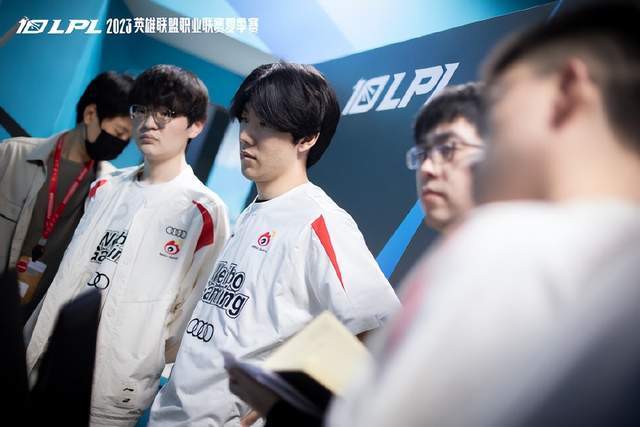 心锁定在一 心锁定在一